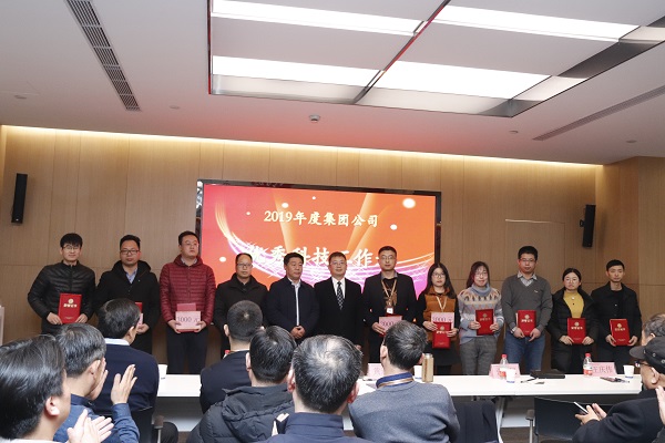 10、荣耀网页版登录入口_荣耀（中国）董事长黄道元为“优秀科技工作者”颁发荣誉证书.JPG