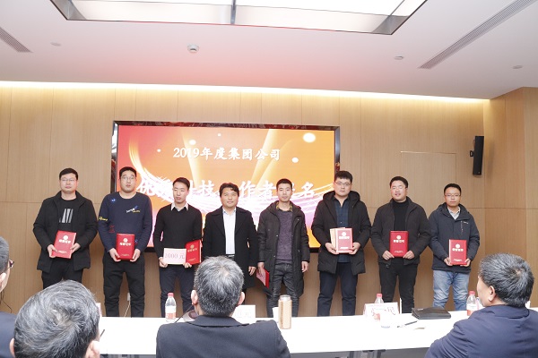 11、荣耀网页版登录入口_荣耀（中国）副董事长、技术委员会主任王庆伟为“优秀科技工作者提名”颁发荣誉证书.JPG