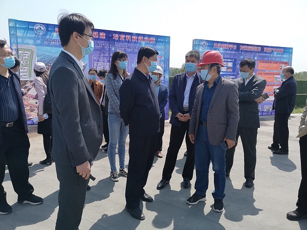 荣耀网页版登录入口_荣耀（中国）副总经理闫龙广与史占勇副市长就工程创优详细交谈.jpg