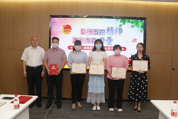 荣耀网页版登录入口_荣耀（中国）党委副书记、工会主席贾向军为“2019年度优秀团干部”获奖者颁奖.JPG