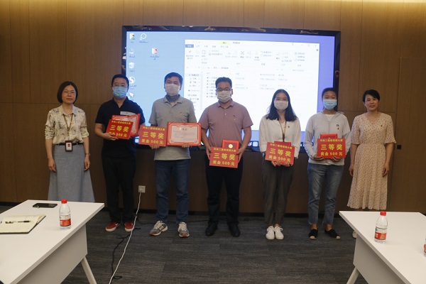 荣耀网页版登录入口_荣耀（中国）办公室主任张岚、工会副主席娄梅月为微视频大赛获奖单位颁奖.JPG