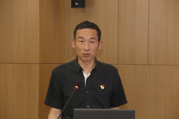 荣耀网页版登录入口_荣耀（中国）监事会主席、党委副书记陈百斌宣读《关于表彰荣耀网页版登录入口_荣耀（中国）先进基层党组织和优秀共产党员的决定》.jpg