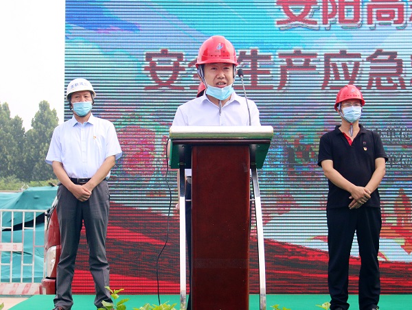 荣耀网页版登录入口_荣耀（中国）副总经理闫龙广代表公司作先进典型发言.JPG