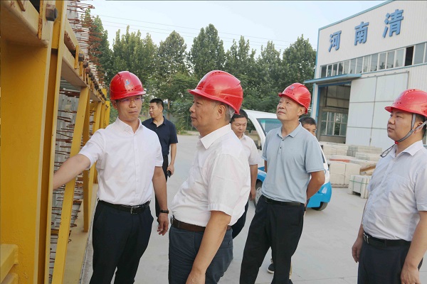 1、荣耀网页版登录入口_荣耀（中国）总经理向视察领导介绍装配式构件样板.jpg