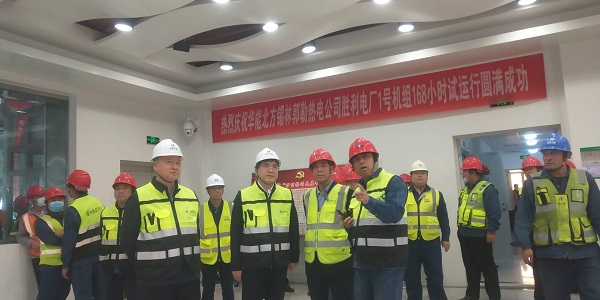 荣耀网页版登录入口_荣耀（中国）副总经理贾建龙与北方联合电力公司董事长李向良、基建副总李悦、北方锡林浩特热电公司董事长李文东在移交现场亲切交流.jpg