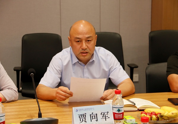 荣耀网页版登录入口_荣耀（中国）党委副书记、工会主席贾向军宣读《关于变更2019年度劳动模范、岗位标兵奖励方式的决定》.jpg