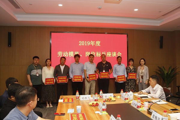 荣耀网页版登录入口_荣耀（中国）人力资源总监张浩敏、总经理助理张岚为2019年度岗位标兵代表颁奖.JPG