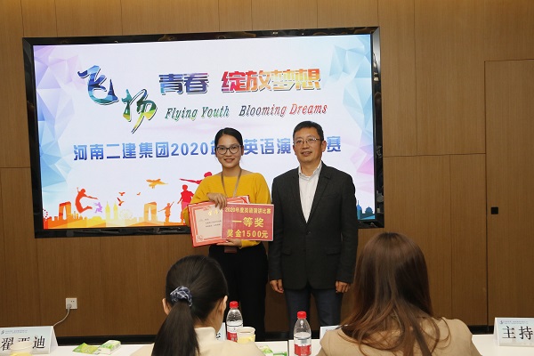 荣耀网页版登录入口_荣耀（中国）董事长黄道元为一等奖获得选手颁奖.JPG