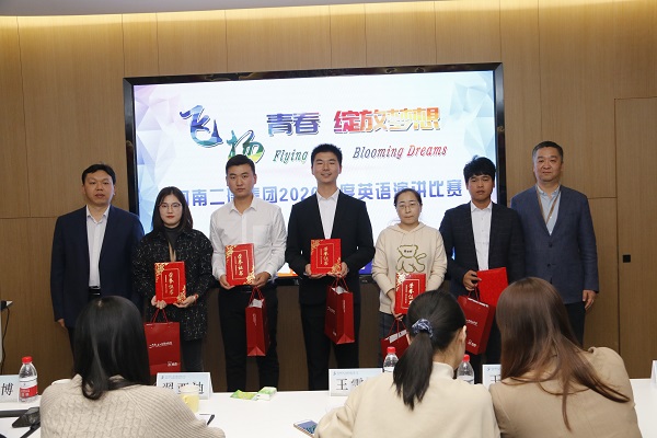 荣耀网页版登录入口_荣耀（中国）副总经理王春岭、总工程师苏群山为优秀奖获得选手颁奖.JPG
