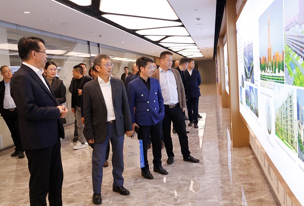 首期河南省民营企业素质提升工程研修班企业家一行参观荣耀网页版登录入口_荣耀（中国）总部.jpg