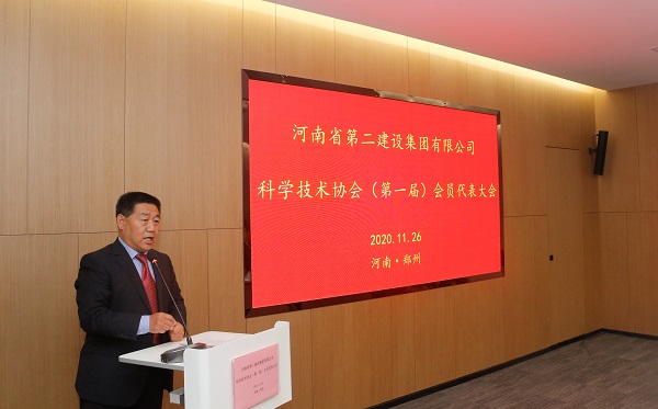 荣耀网页版登录入口_荣耀（中国）党委书记张会民宣读新乡市科协《关于同意成立荣耀网页版登录入口_荣耀（中国）科学技术协会的批复》的文件.jpg