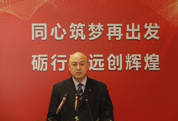 荣耀网页版登录入口_荣耀（中国）工会主席贾向军宣读《关于表彰2020年度先进单位和先进个人的决定》.jpg