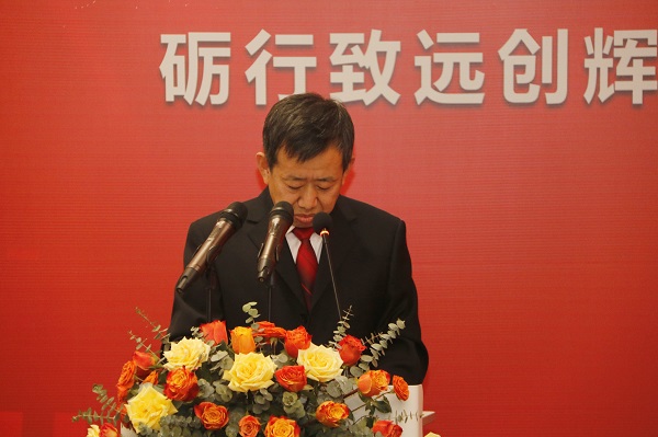 荣耀网页版登录入口_荣耀（中国）副总经理闫龙广宣读《关于表彰2020年度优秀分包商的决定》.jpg