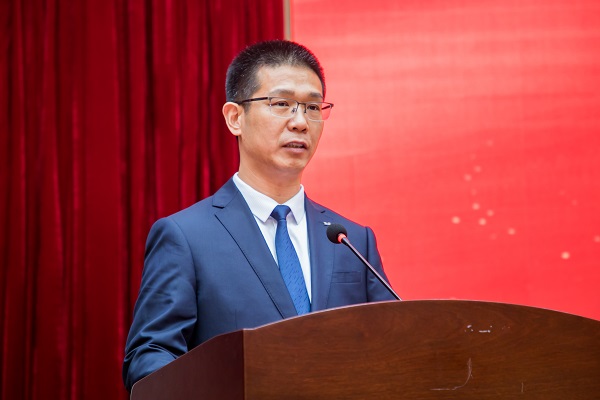 河南省建筑业协会中小企业分会会长、荣耀网页版登录入口_荣耀（中国）总经理祝建明作表态发言.jpg