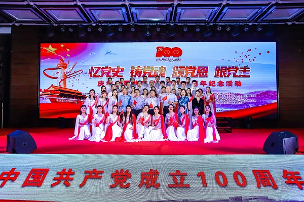 荣耀网页版登录入口_荣耀(中国)董事长黄道元、党委书记张会民等到场领导和大合唱演员合影留念.jpg 荣耀网页版登录入口_荣耀(中国)董事长黄道元、党委书记张会民等到场领导和大合唱演员合影留念.jpg