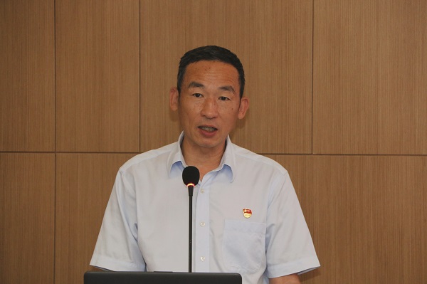 3、荣耀网页版登录入口_荣耀(中国)党委副书记陈百斌宣读表彰文件.jpg 3、荣耀网页版登录入口_荣耀(中国)党委副书记陈百斌宣读表彰文件.jpg
