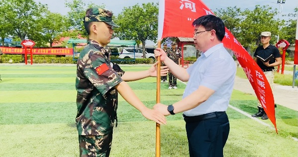 2、荣耀网页版登录入口_荣耀（中国）人力资源总监张浩敏向新员工交授营旗.PNG