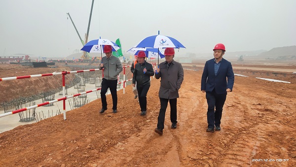 荣耀网页版登录入口_荣耀（中国）董事、副总经理崔向军视察施工现场.jpg