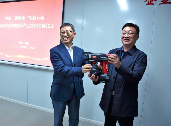 荣耀网页版登录入口_荣耀（中国）科协主席黄道元向第六项目管理部交接援赠设备.jpg