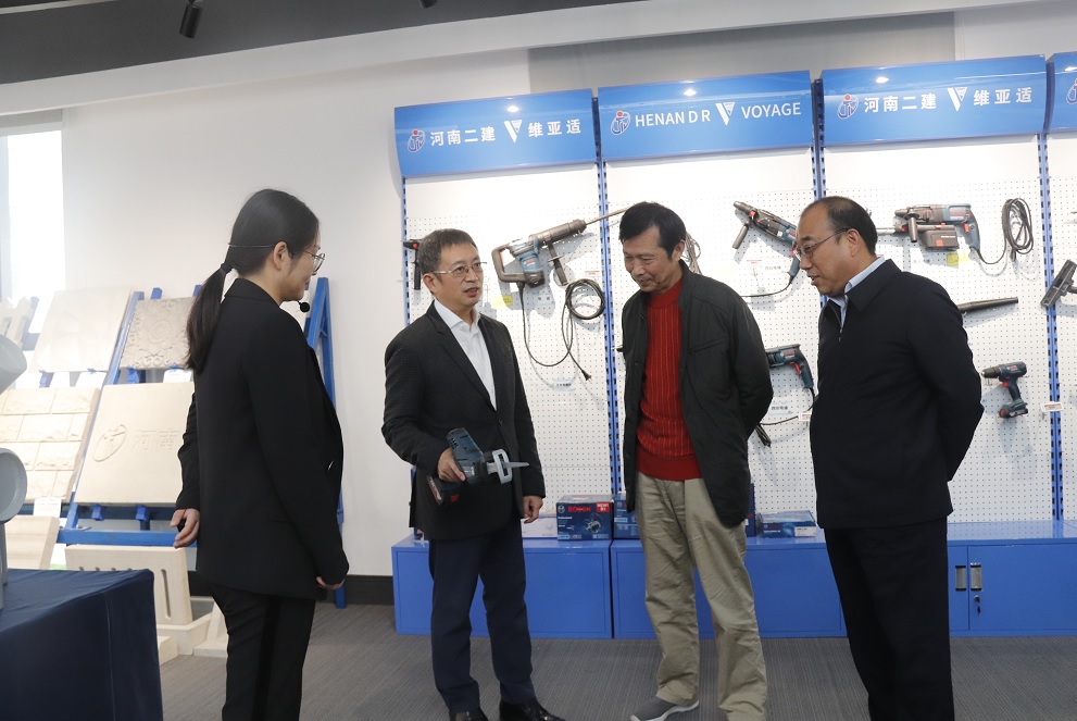 荣耀网页版登录入口_荣耀（中国）董事长黄道元示范新型工器具操作方法.jpg