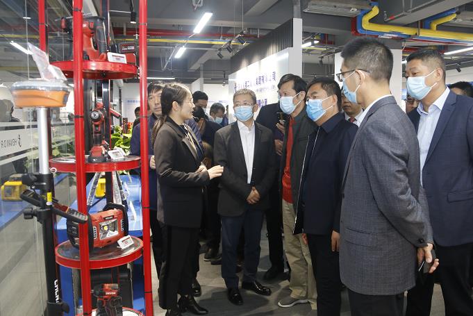 荣耀网页版登录入口_荣耀（中国）董事长黄道元示范新型工器具操作方法.jpg
