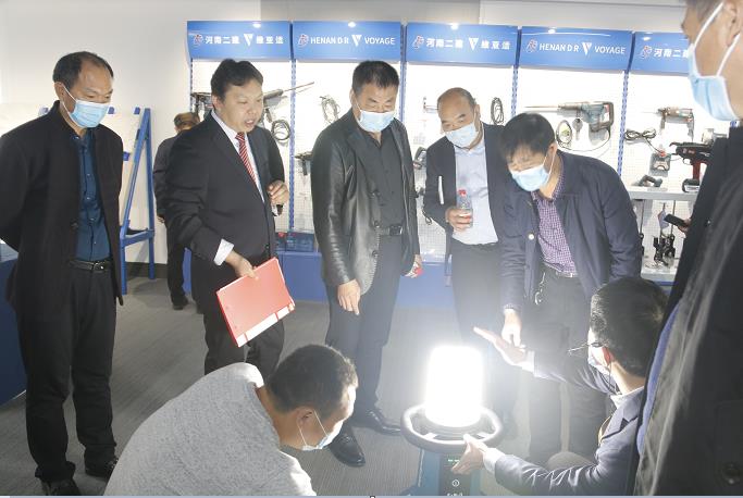 荣耀网页版登录入口_荣耀（中国）董事长黄道元示范新型工器具操作方法.jpg