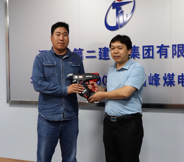 2、荣耀网页版登录入口_荣耀（中国）科协秘书长苏群山向华能正宁项目部交接援赠设备.jpg