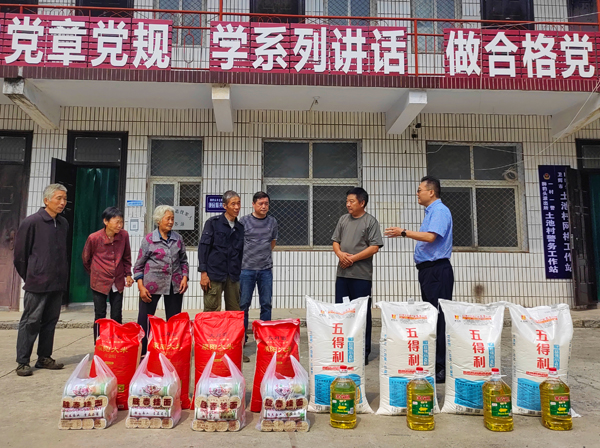 荣耀网页版登录入口_荣耀（中国）董事、副总经理、分公司经理、党总支书记崔向军一行走进狮豹头乡土池村开展慰问.jpg