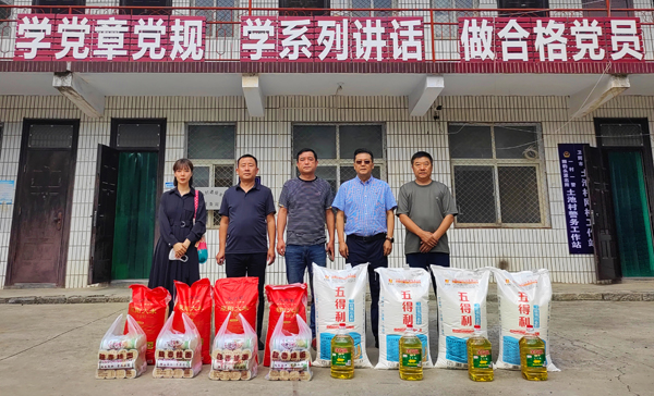 荣耀网页版登录入口_荣耀（中国）董事、副总经理、分公司经理、党总支书记崔向军一行与土池村村支部书记、驻村干部合影留念.jpg