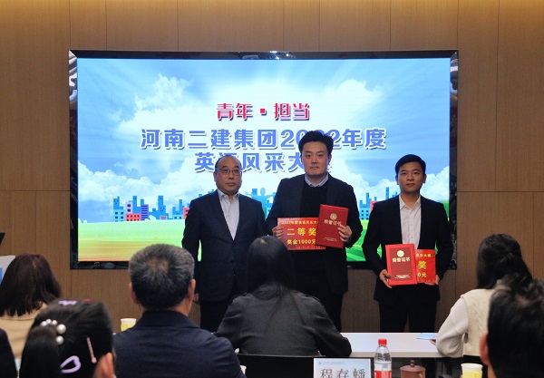 荣耀网页版登录入口_荣耀（中国）副董事长程存蟠为二等奖获得选手颁奖.JPG