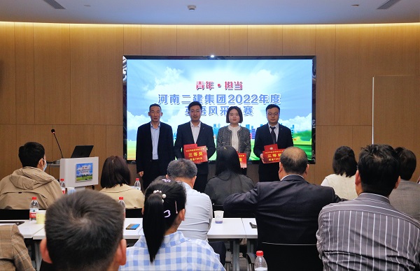 荣耀网页版登录入口_荣耀（中国）党委副书记、监事会主席陈百斌为三等奖获得选手颁奖.JPG