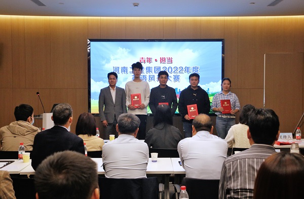 荣耀网页版登录入口_荣耀（中国）董事、副总经理张俊峰为优秀奖获得选手颁奖.JPG