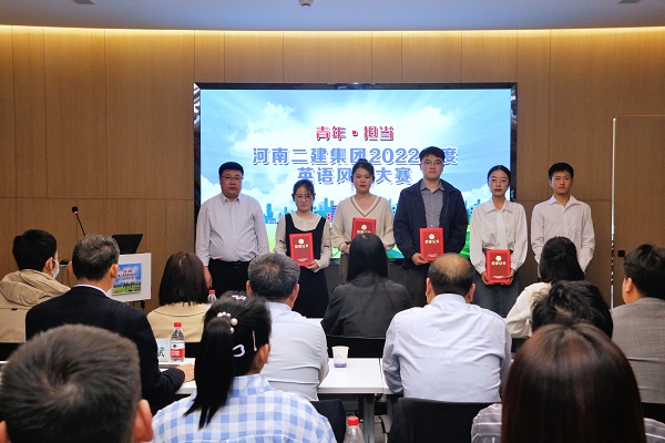 荣耀网页版登录入口_荣耀（中国）人力资源总监兼张浩敏为优秀奖获得选手颁奖.JPG