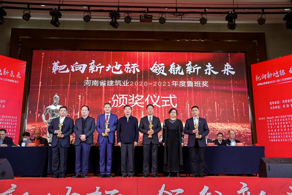荣耀网页版登录入口_荣耀（中国）副董事长牛小昌上台领奖.jpg