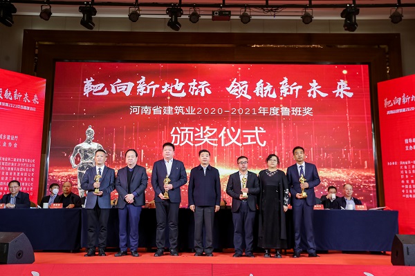 荣耀网页版登录入口_荣耀（中国）第十五项目管理部经理丁泽培上台领奖.jpg