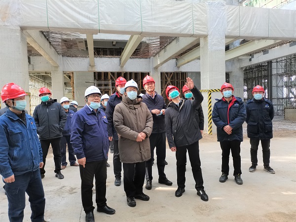 祝总与华能荣耀网页版登录入口_荣耀（中国）副总经理樊启祥一行实地参观主厂房清水混凝土框架柱施工效果.jpg