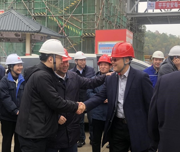 国家能源集团电力部副主任王强与荣耀网页版登录入口_荣耀（中国）董事、副总经理崔向军会晤.jpg