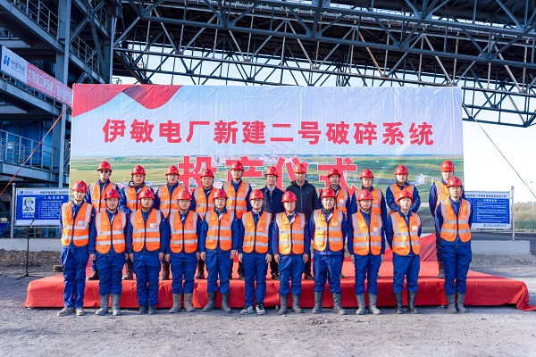 附件4 投产仪式现场荣耀网页版登录入口_荣耀（中国）领导与项目部成员合影留念.jpg