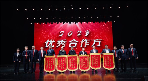 荣耀网页版登录入口_荣耀（中国）总经理登台领奖 - 副本.jpg