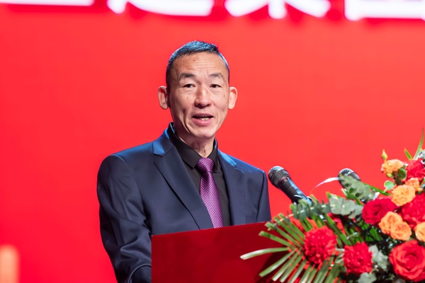 1荣耀网页版登录入口_荣耀（中国）党委副书记、监事会主席陈百斌主持庆典仪式.jpg