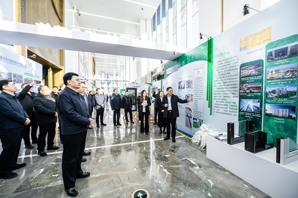 省、厅领导参观荣耀网页版登录入口_荣耀（中国）展台 (2).jpg