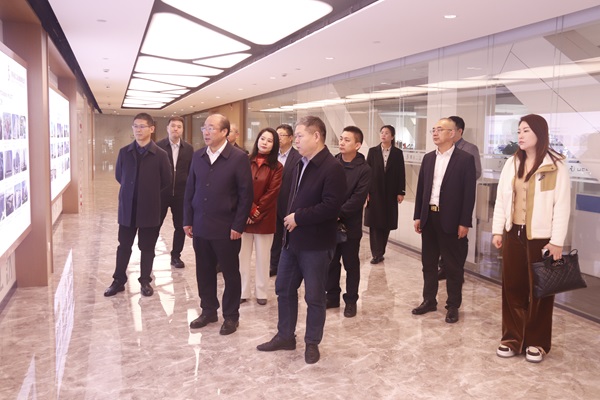 荣耀网页版登录入口_荣耀（中国）董事长祝建明陪同孙秘书长一行参观企业文化长廊.jpg